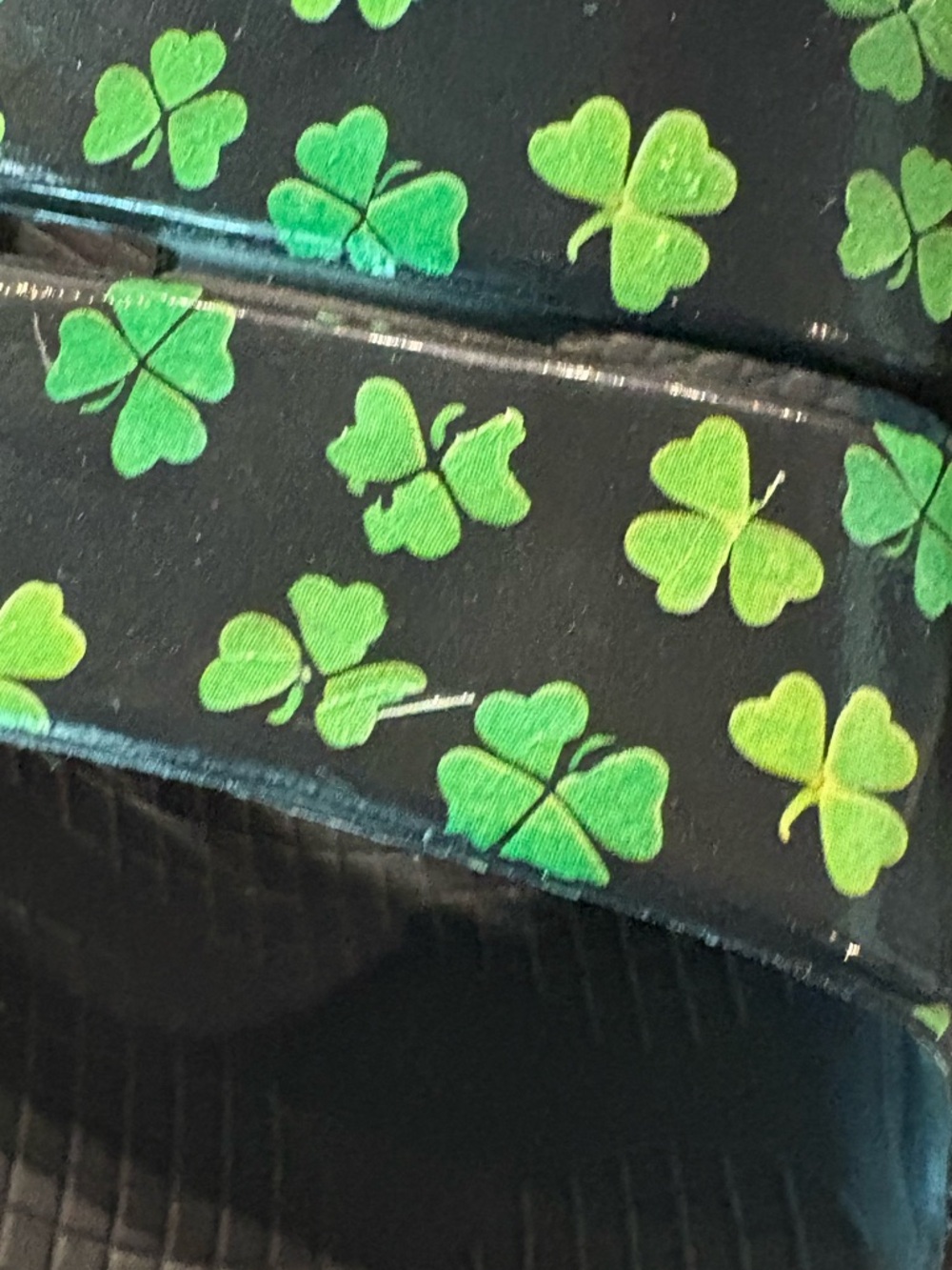OOFOS Ooahh Limited Edition Black with Green Clover Design Sandal, 7, 38 - Picture 3 of 7